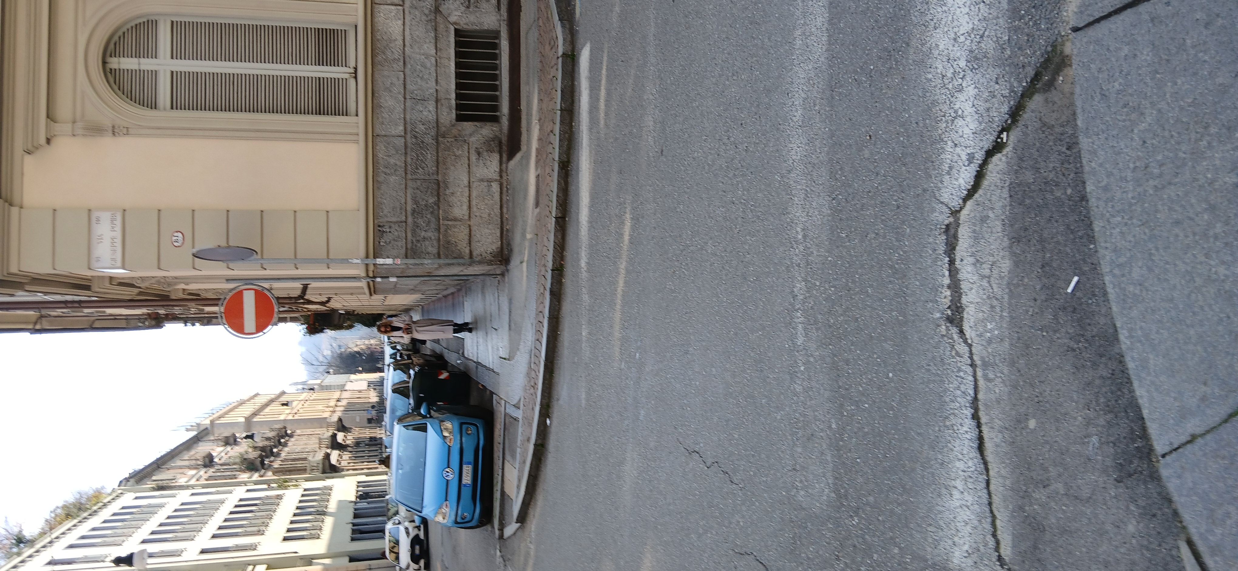 Foto della segnalazione: strisce sbiadite in Via Giuseppe Pomba, 16d, quartiere Centro a Torino.