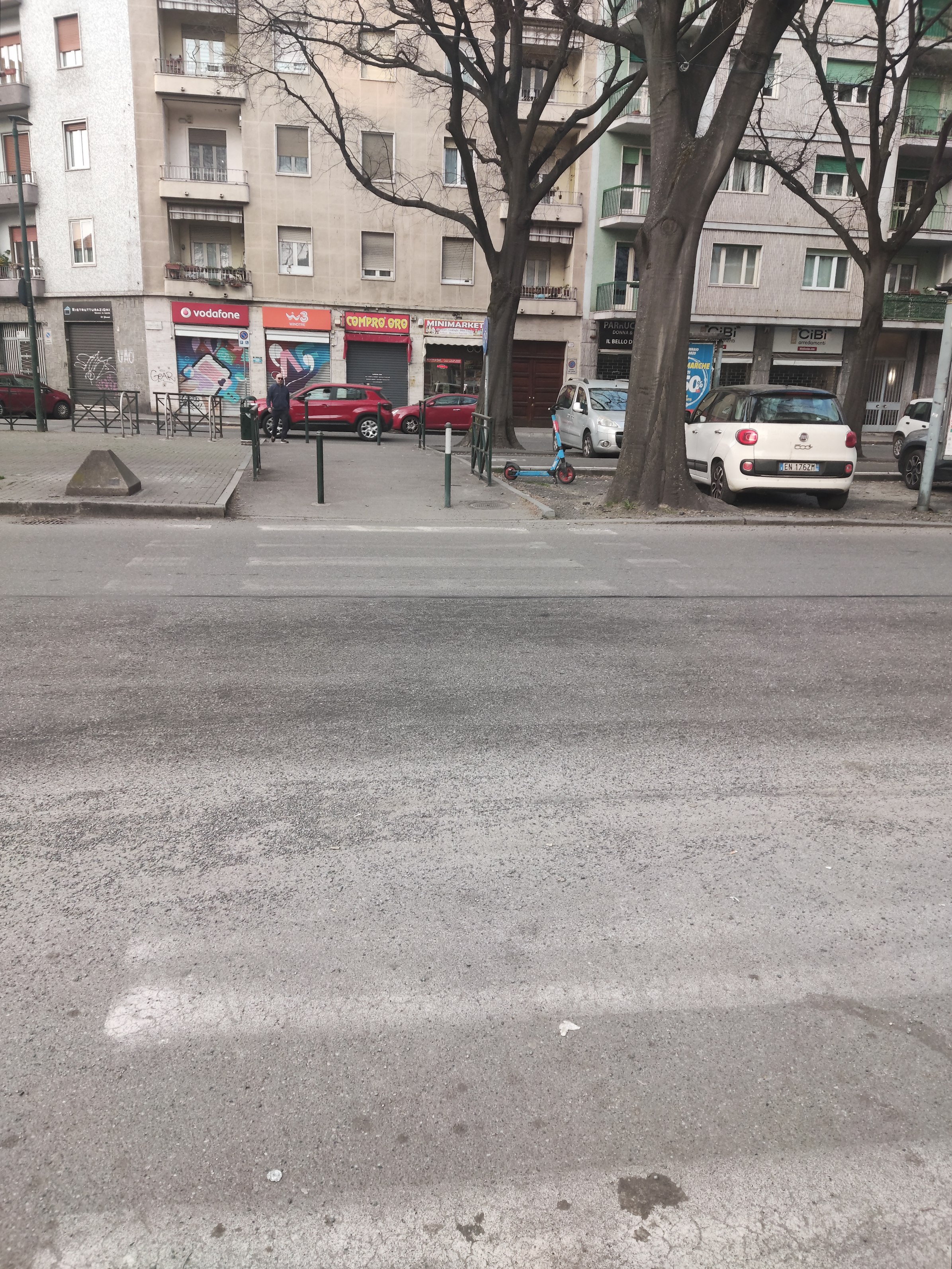 Foto della segnalazione: strisce sbiadite in Corso Sebastopoli, 227a, quartiere Santa Rita a Torino.